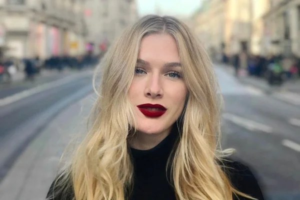 Fiorella Mattheis faz mudança radical para viver stripper em série