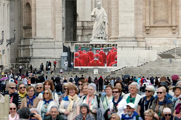 Vaticano - Emocionados, fiéis acompanham início do Conclave em telões no Vaticano