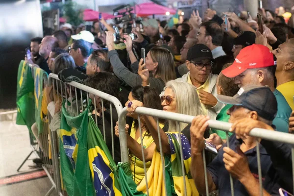 Sob forte esquema de segurança, apoiadores aguardam Bolsonaro no Aeroporto de Brasília