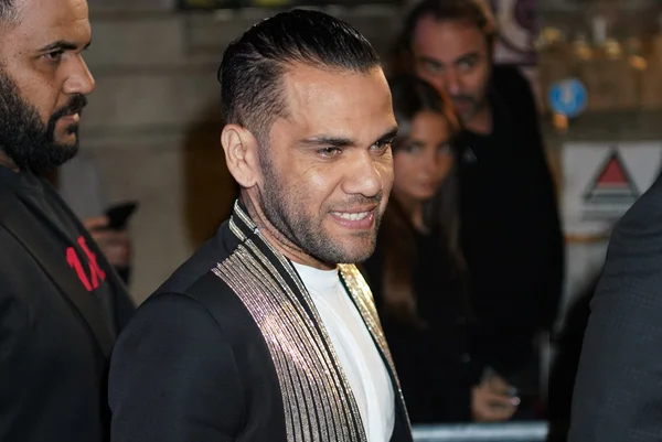 Compositores acusam Daniel Alves de violar direitos autorais em música usada pela ONU
