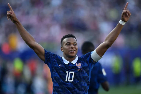 Mbappé marca de pênalti e França elimina Paraguai nas oitavas da Copa