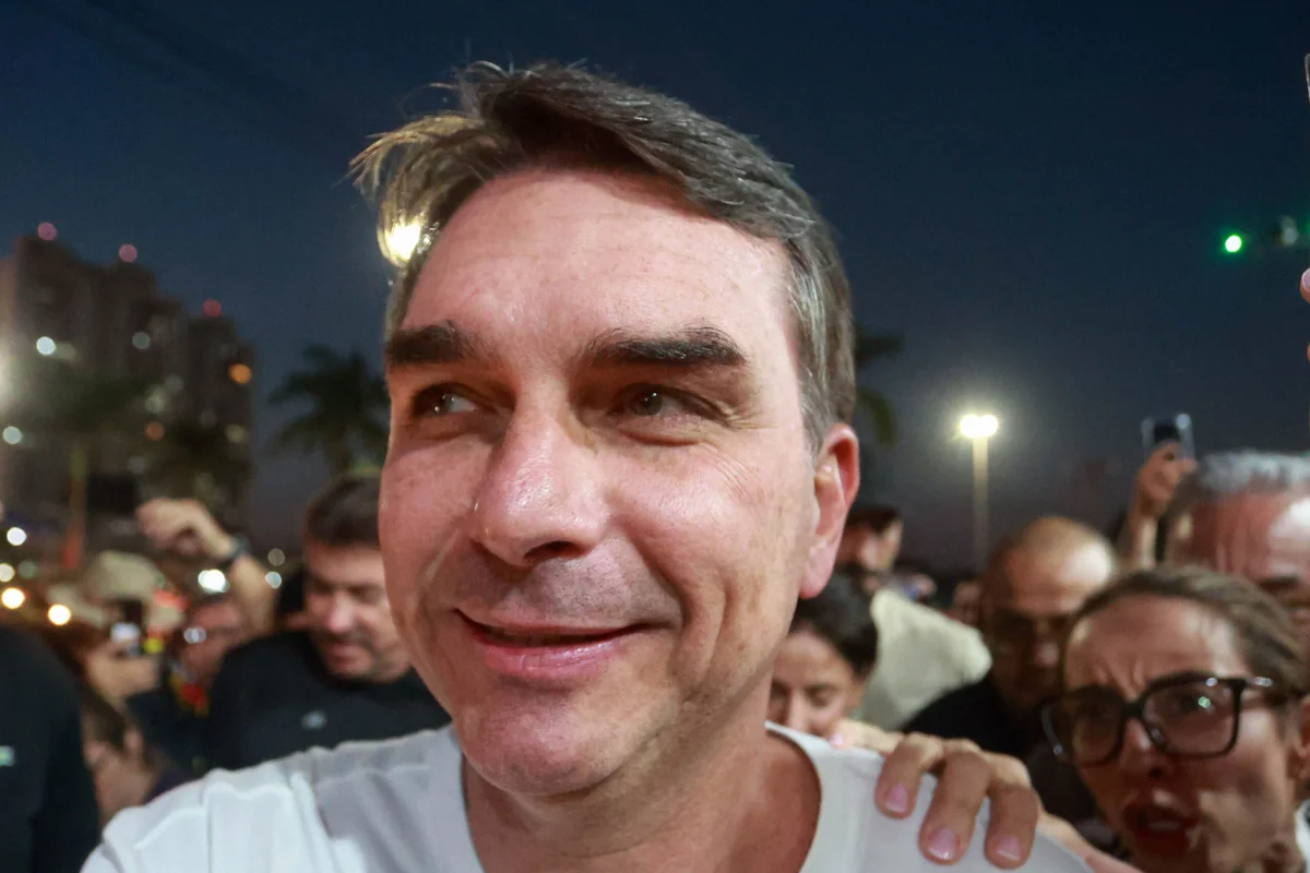 Em Goiás, Flávio Bolsonaro ameniza clima com Michelle: “Página virada” - imagem 3 Em Goiás, Flávio Bolsonaro ameniza clima com Michelle: “Página virada” - imagem 3