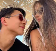 Pyong Lee e a namorada, Natália Nasser trocam olhares apaixonados Pyong Lee e a namorada, Natália Nasser trocam olhares apaixonados