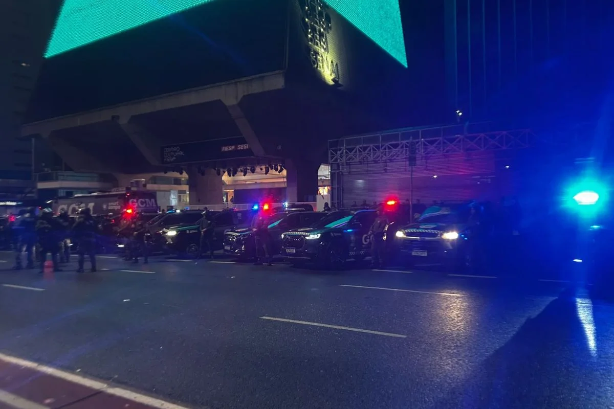 Apoiadores de Flávio e Lula se concentram na Paulista e PM acompanha - imagem 3 Apoiadores de Flávio e Lula se concentram na Paulista e PM acompanha - imagem 3