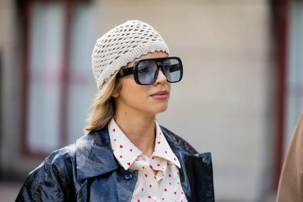 Mulher com chapeu de crochê no street style da Copenhagen Fashion Week SS26 - Metrópoles