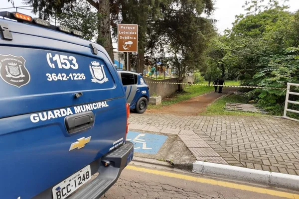 Pedestre segue rastro de sangue e encontra jovem morto dentro de córrego