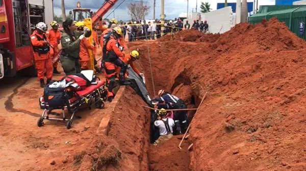 DF: bombeiros retiram homem que ficou soterrado em obra