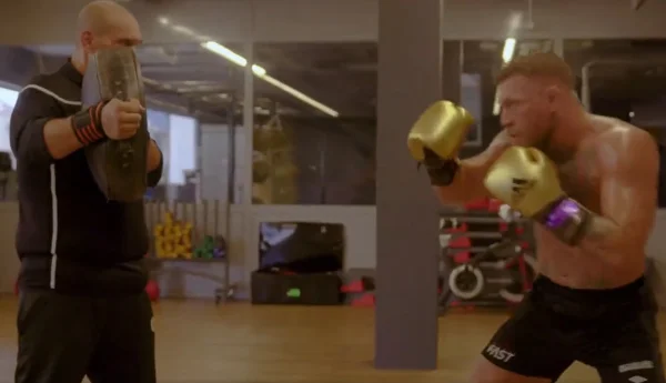 McGregor treina golpe inspirado em Bruce Lee