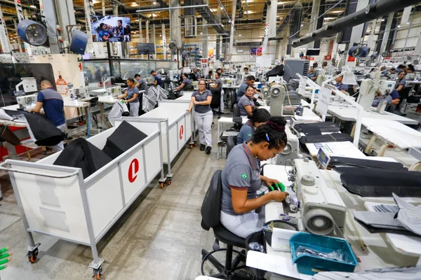 pessoas trabalhando em uma fabrica de pernambuco