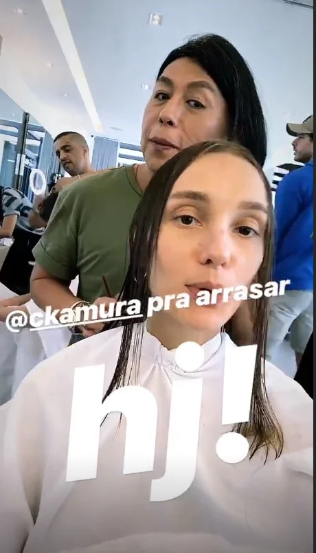 Ela deixou para trás os cabelos longos Ela deixou para trás os cabelos longos