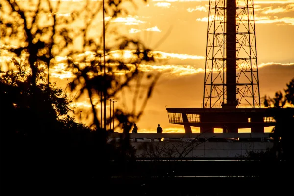 Imagem colorida - fim de tarde na torre de tv - metrópoles