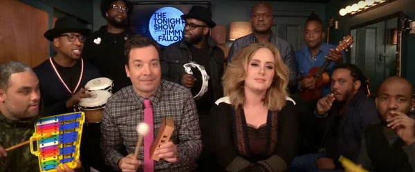 Adele faz versão com instrumentos de brinquedo de “Hello”, no programa de Jimmy Fallon
