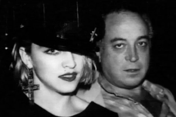 Imagem em preto e branco de Seymour Stein e Madonna - Metrópoles