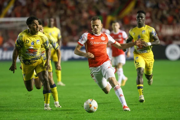 Internacional bate Delfín e garante vaga nos playoffs da Sul-Americana