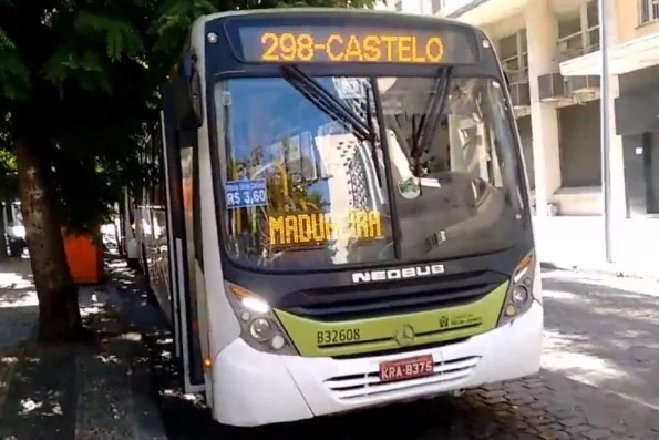 Mulher morre após ser obrigada a pular de ônibus durante assalto