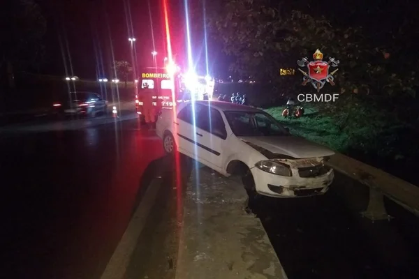 Motorista bate em guardrail e carro quase cai de ponte na BR-020