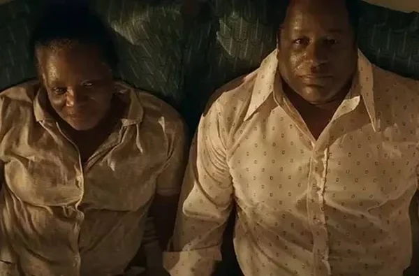 Foto colorida dos atores Neusa Borges e Aílton Graça em cena do longa Mussum, O Filmis, onde vivem mãe e filho