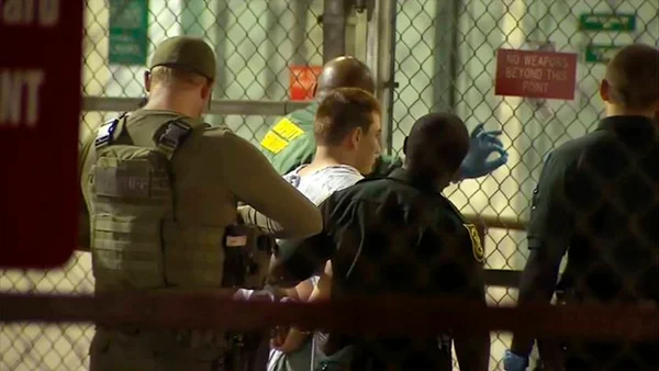 EUA: atirador é acusado de 17 homicídios. Arma foi comprada legalmente