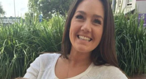 Mulher descobre que está grávida de gêmeos 6 semanas após dar à luz