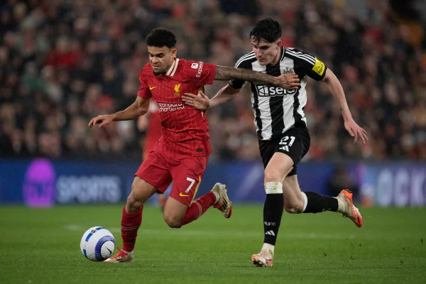 Foto colorida de jogadores de Luis Diaz e Tino Livramento em Liverpool e Newcastle - Metrópoles