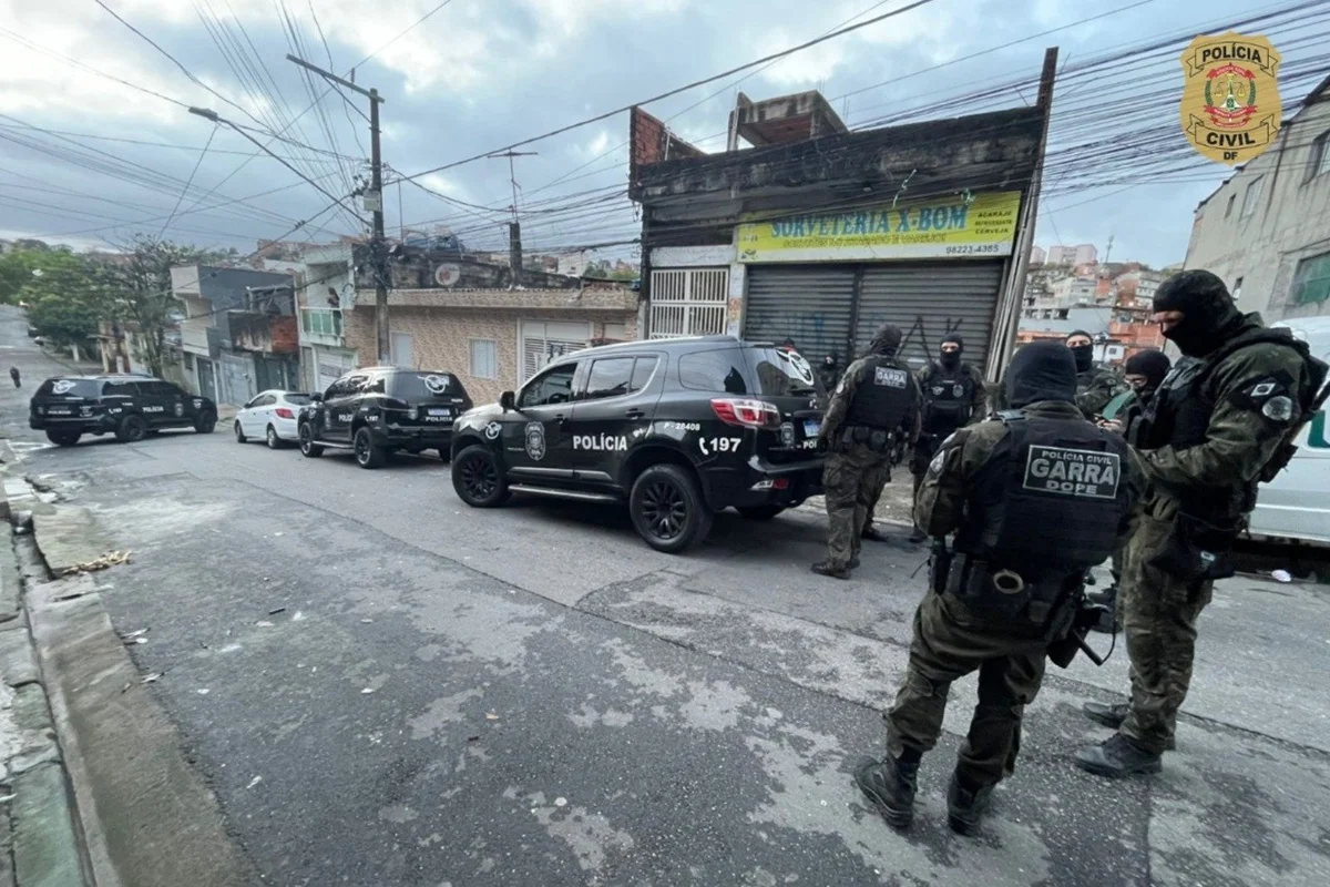 Investigadores da PCDF realizam buscas em endereços ligados ao grupo suspeito de praticar fraudes eletrônicas. Investigadores da PCDF realizam buscas em endereços ligados ao grupo suspeito de praticar fraudes eletrônicas.