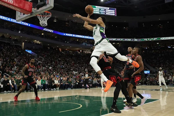 No sufoco, Bucks confirmam favoritismo e vencem contra os Bulls