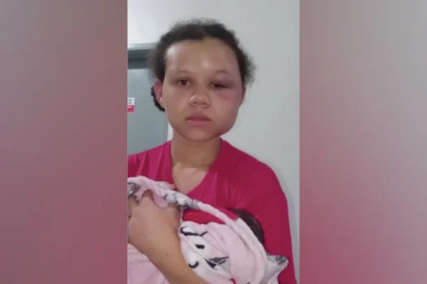 Ivone Silva dos Anjos, 21 anos, foi espancada pelo companheiro enquanto segurava no colo a bebê do casal de um mês