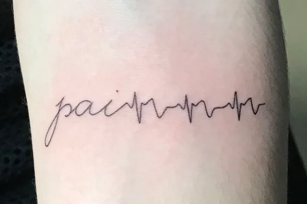 Tatuagem ajuda a ritualizar o luto nos tempos atuais, diz psicanalista