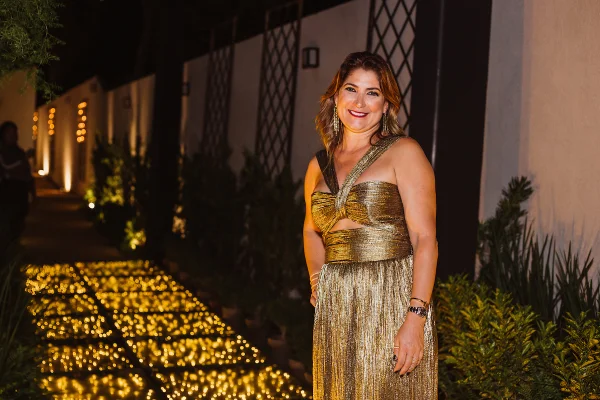 Laura Oliveira comemora 50 anos com megafesta prestigiada