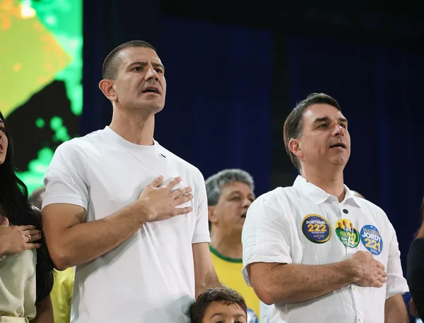 No Rio, Flávio promete enquadrar milícias, PCC e CV como terroristas