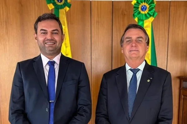 Bruno Scheid e Jair Bolsonaro posam em foto típica do governo Jair Bolsonar