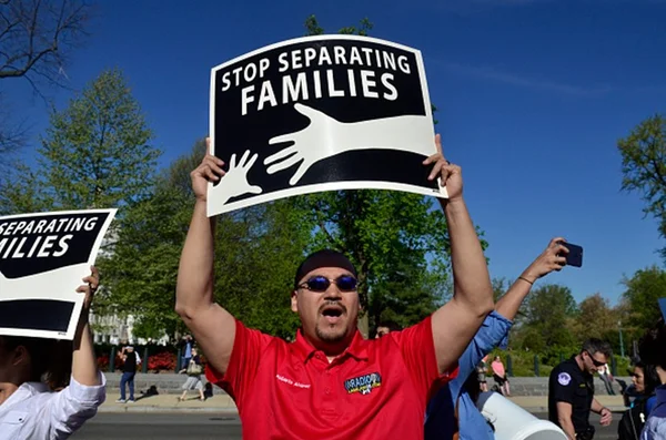 Nos EUA, milhares protestam contra política migratória de Trump