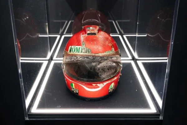 Imagem colorida de capacete de Niki Lauda - Metrópoles
