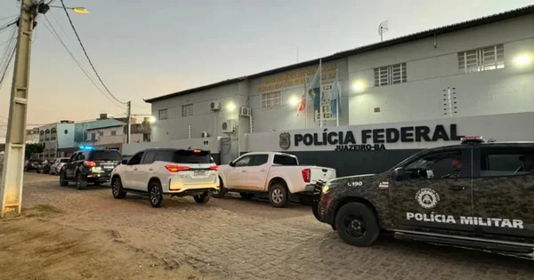 Imagem colorida. Viaturas da policia de Juazeiro