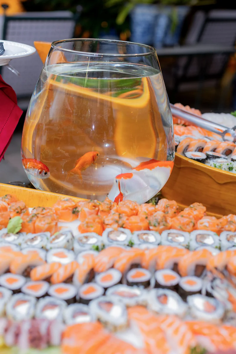 Mesa reúne diferentes opções de sushi Mesa reúne diferentes opções de sushi