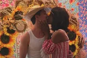 João Vitor Silva e Iza dão beijo durante festa junina João Vitor Silva e Iza dão beijo durante festa junina