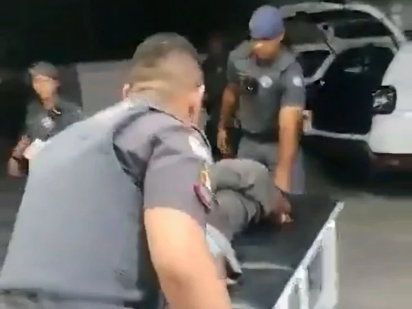 Amarrado por PMs: juíza dá 5 dias para vídeo ser enviado à Corregedoria