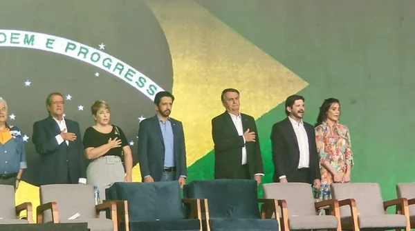 Bolsonaro diz que será “alternativa” ao Brasil enquanto estiver vivo