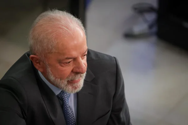 Imagem colorida do presidente Lula em evento no Palácio do Planalto - Metrópoles