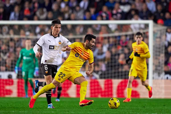 Imagem colorida de jogadores do Barcelona e Valencia - Metrópoles