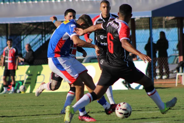 Jogadores de Cianorte e Joinville disputam jogada na Série D