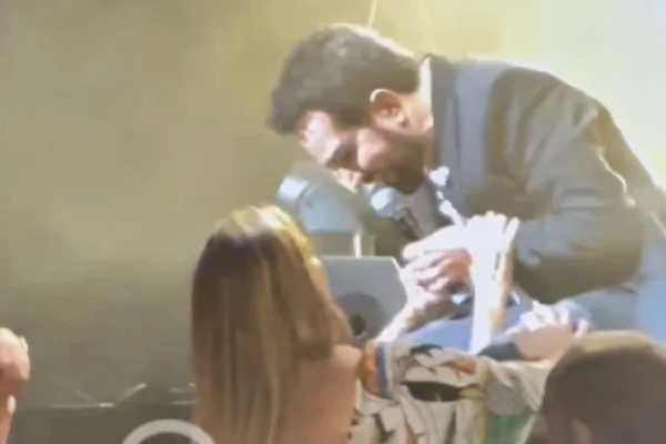 Foto colorida de Luciano Camargo em um show - Metrópoles