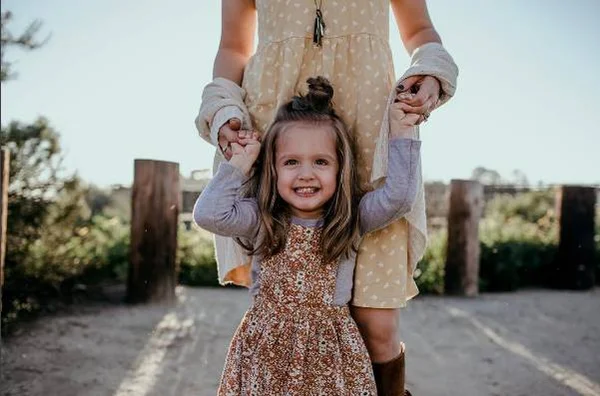 Minifashionista com paralisia cerebral enche o Instagram de fofura
