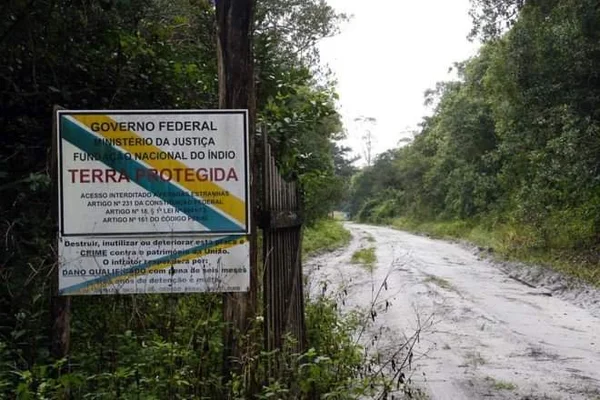 Placa na entrada de terra indígena