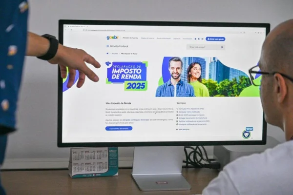 Imagem colorida mostra tela de computador em que está aberta página da Receita Federal para declaração do imposto de renda 2025 - Metrópoles