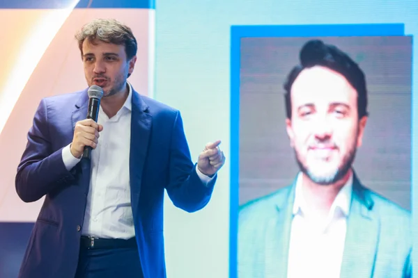 Renan Santos critica interferência estrangeira em obras no Brasil - destaque galeria