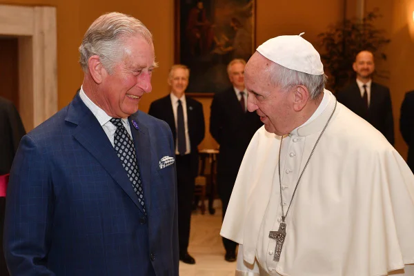 Foto colorida do papa Francisco e membros das famílias reais europeias - Metrópoles