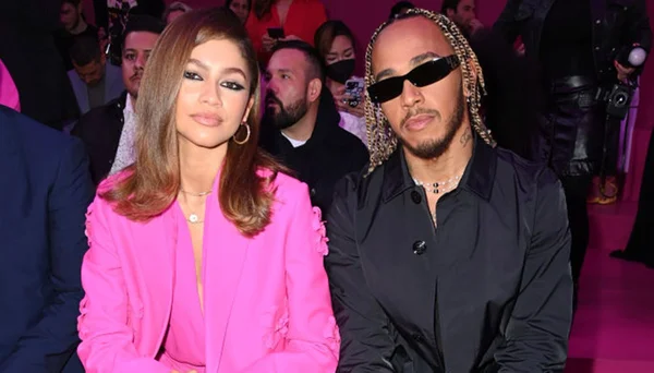 Zendaya e Lewis Hamilton durante desfile da Valentino