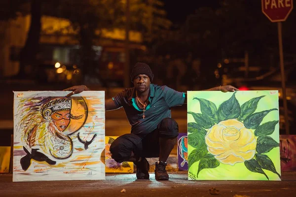 Artista do DF quer deixar de viver nas ruas por meio de seus quadros