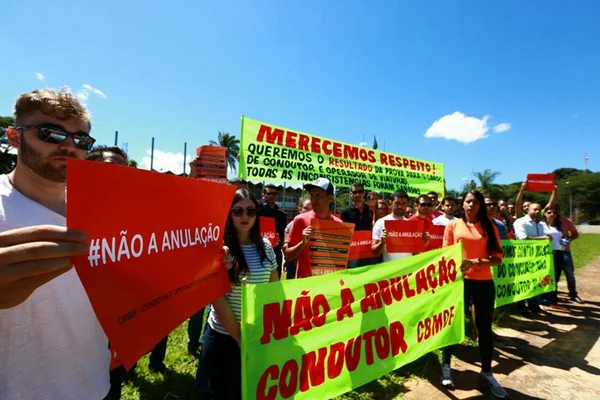 Manifestantes querem manutenção de concurso dos bombeiros